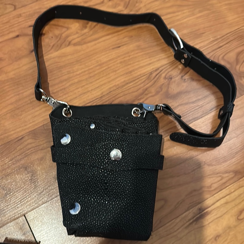 Cosmetologist shears waist bag